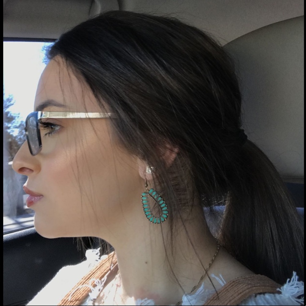 Meet your Posher, Flora